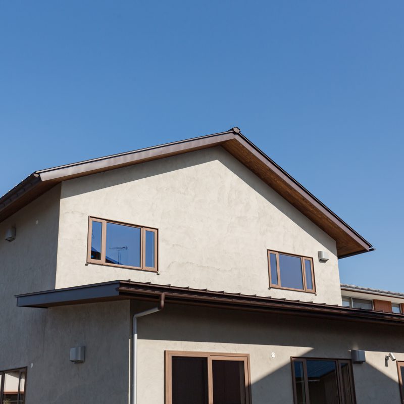 三角屋根と漆喰の家