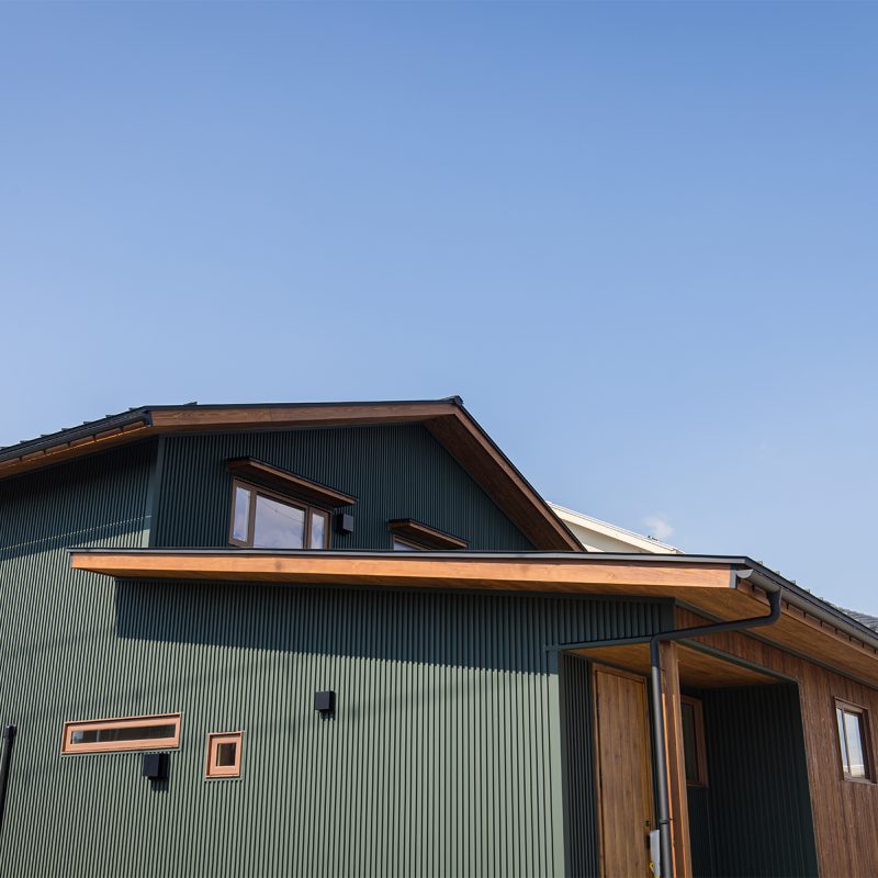 無垢が香る、ディープなグリーンの家